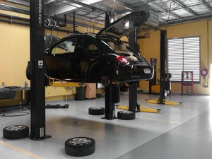 Car Dealership Automotive Hoist Equipment